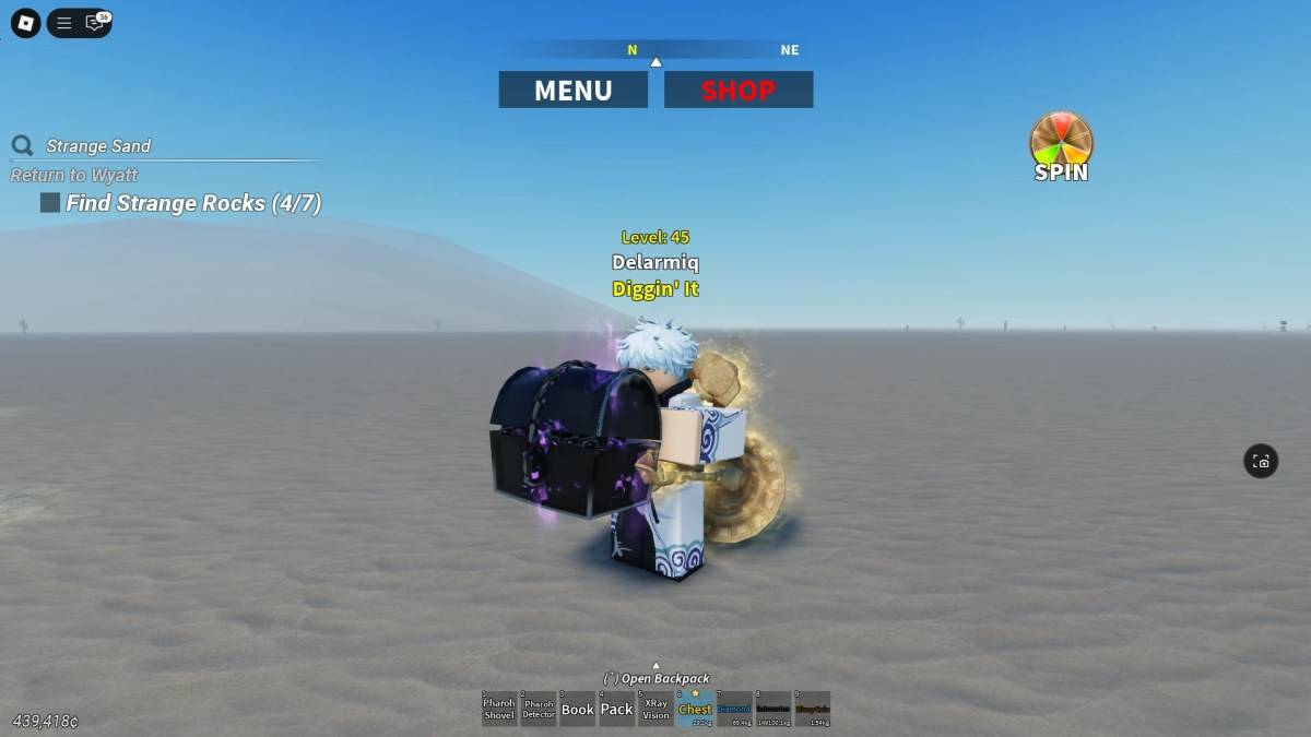 Un Jugador sosteniendo un Cofre Maldito en Desert Detectors