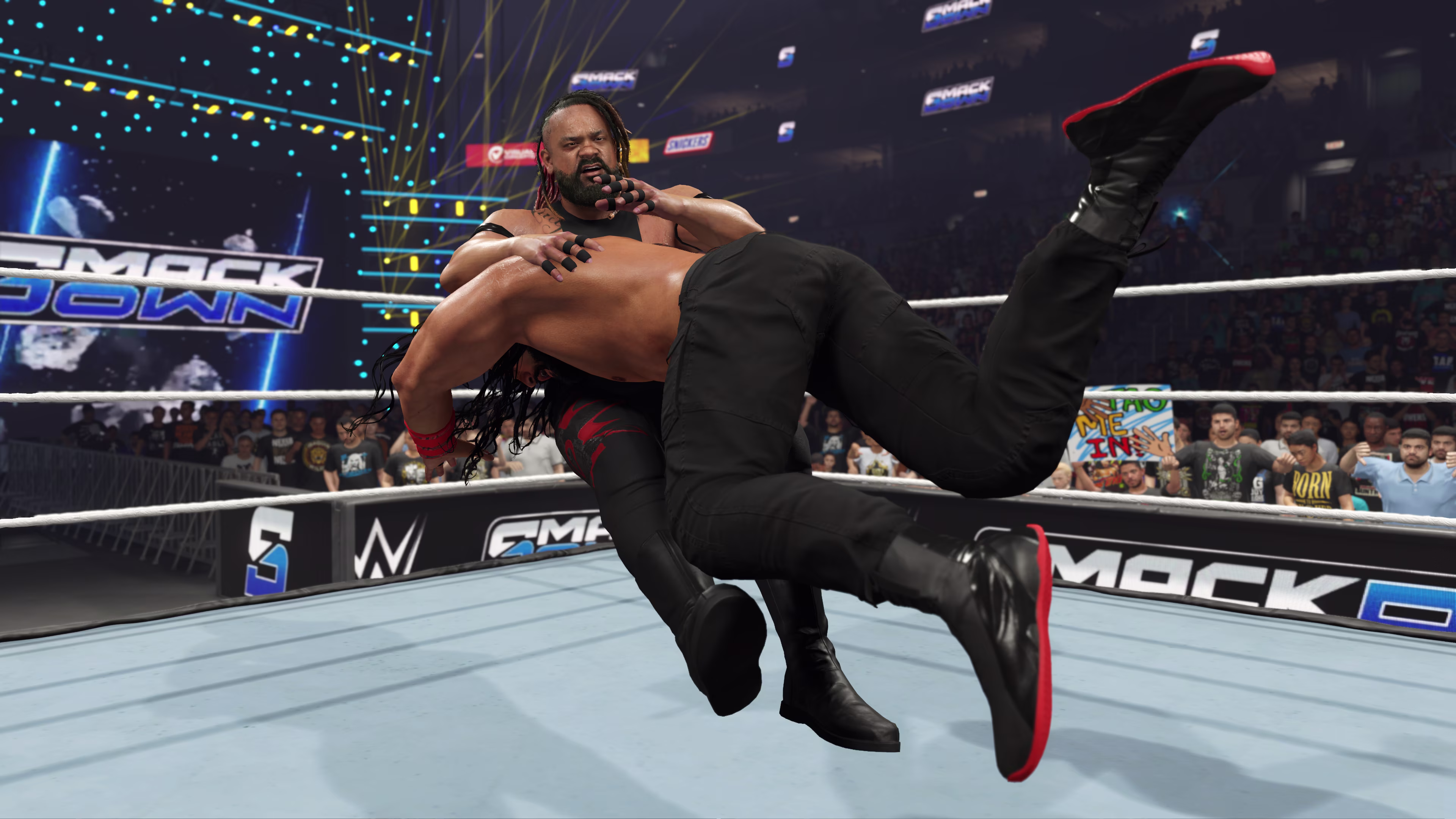 रोमन रेन्स स्पीयर्स जैकब फतू शुक्रवार रात स्मैकडाउन में *WWE 2K25 *में